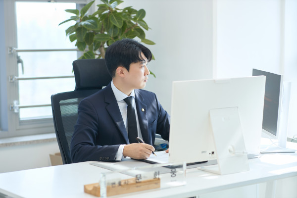 음주운전 사건 대응 방향을 검토하는 변호사 상담 장면